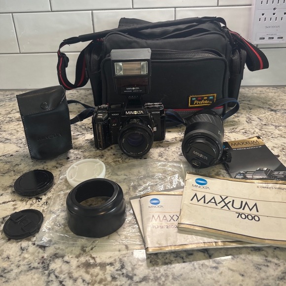 Minolta 7000 MAXXUM SLR Camera Set With Flash Lenses& Bag